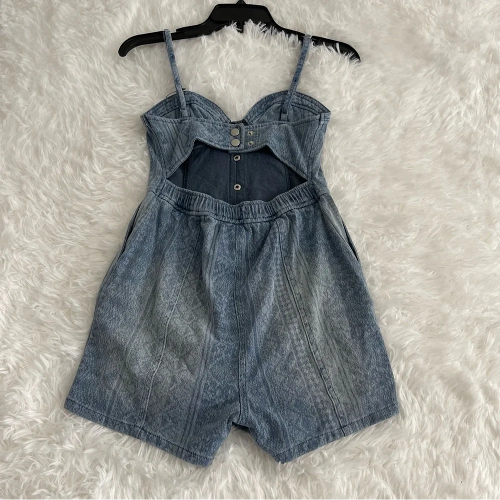 Jessica Simpson Denim Romper Women’s XS Open Back Pockets faux snap front